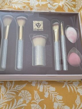 Anne Klein Silver Bling Makeup Brush Set with Pink Sponges